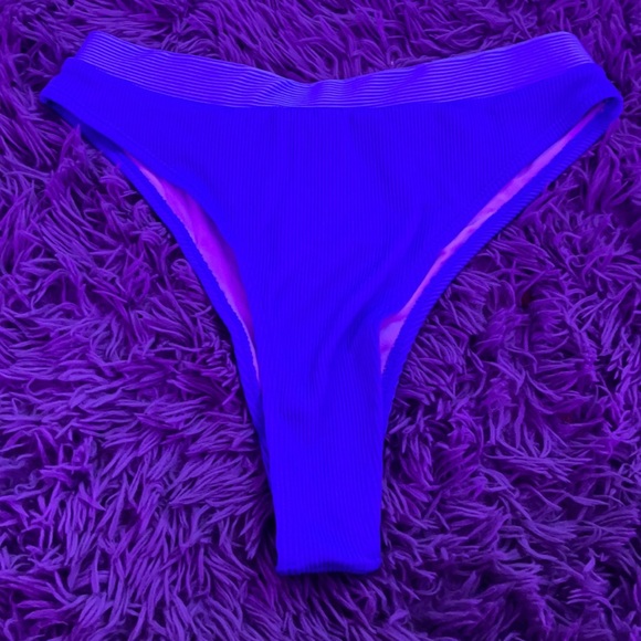 Bikini - Picture 3 of 6